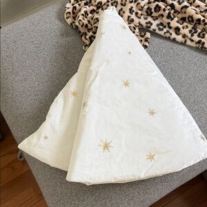 Elegant White and Gold Star Tree Skirt